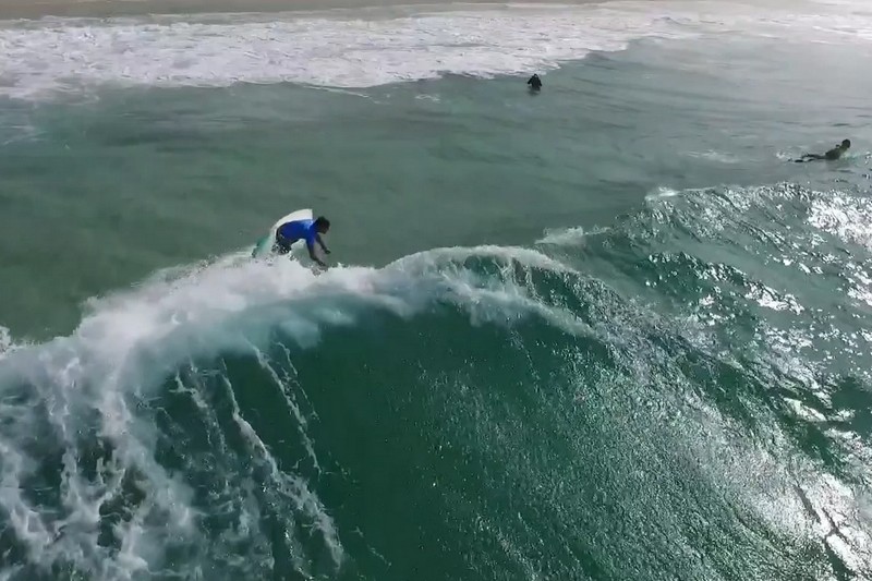 Vidéo : Des SUP surfers et un drone
